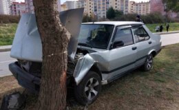 Samsun’da Tofaş marka araç yoldan çıkıp ağaca çarptı, 1 kişi yaralandı